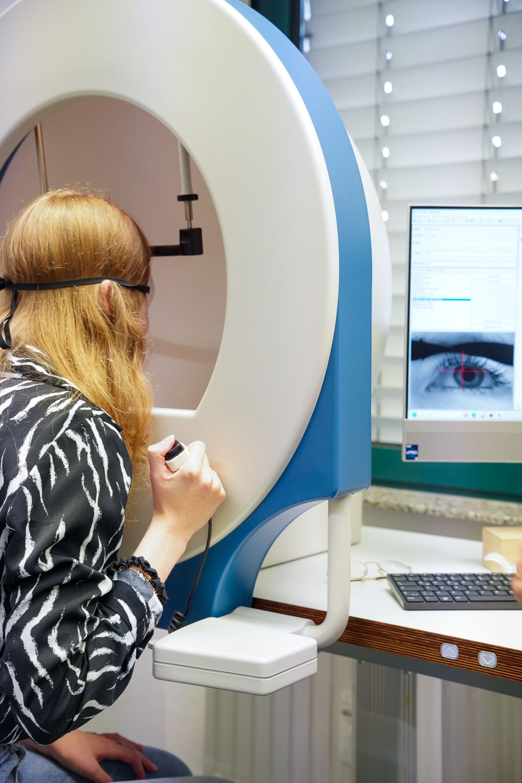 Gesichtsfeldmessung bei einer Patientin